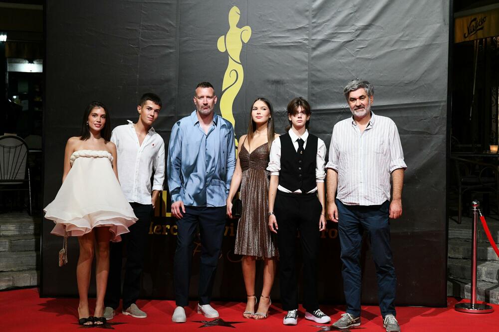 Dio ekipe filma 'Vidra' na crvenom tepihu