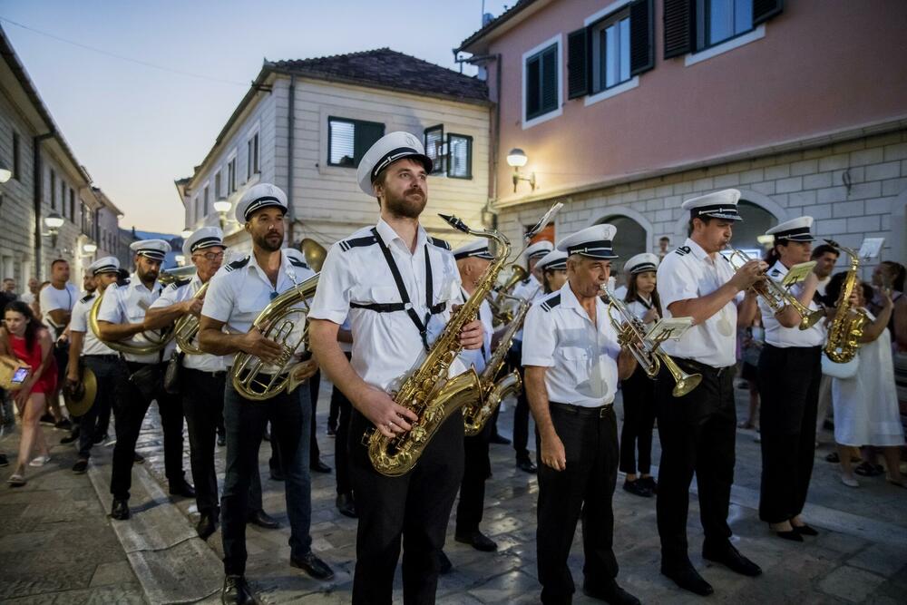 <p>Brojne filmske stvaraoce i ljubitelje sedme umjetnosti iz Crne Gore, regiona i šire, uoči otvaranja Filmskog festivala Herceg Novi - Montenegro Film Festivala, dočekalo je drugo izdanje crvenog tepiha, a prisutne je pozdravila Novljanka Dragana Dabović ističući da Herceg Novi nanovo potvrđuje svoj status filmskog grada</p>