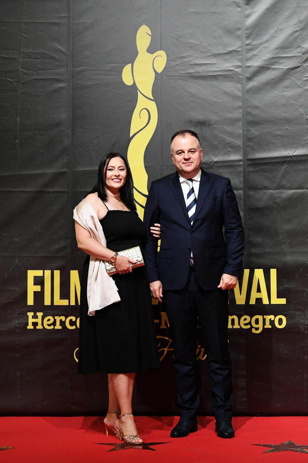 <p>Brojne filmske stvaraoce i ljubitelje sedme umjetnosti iz Crne Gore, regiona i šire, uoči otvaranja Filmskog festivala Herceg Novi - Montenegro Film Festivala, dočekalo je drugo izdanje crvenog tepiha, a prisutne je pozdravila Novljanka Dragana Dabović ističući da Herceg Novi nanovo potvrđuje svoj status filmskog grada</p>