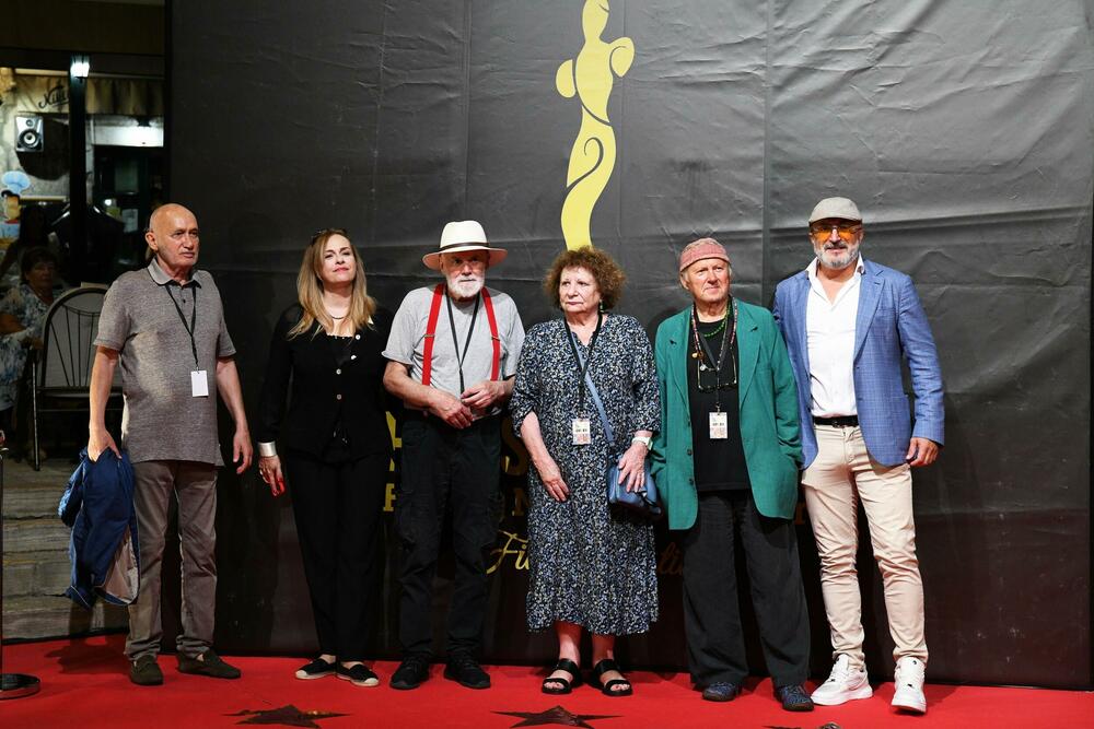 <p>Brojne filmske stvaraoce i ljubitelje sedme umjetnosti iz Crne Gore, regiona i šire, uoči otvaranja Filmskog festivala Herceg Novi - Montenegro Film Festivala, dočekalo je drugo izdanje crvenog tepiha, a prisutne je pozdravila Novljanka Dragana Dabović ističući da Herceg Novi nanovo potvrđuje svoj status filmskog grada</p>