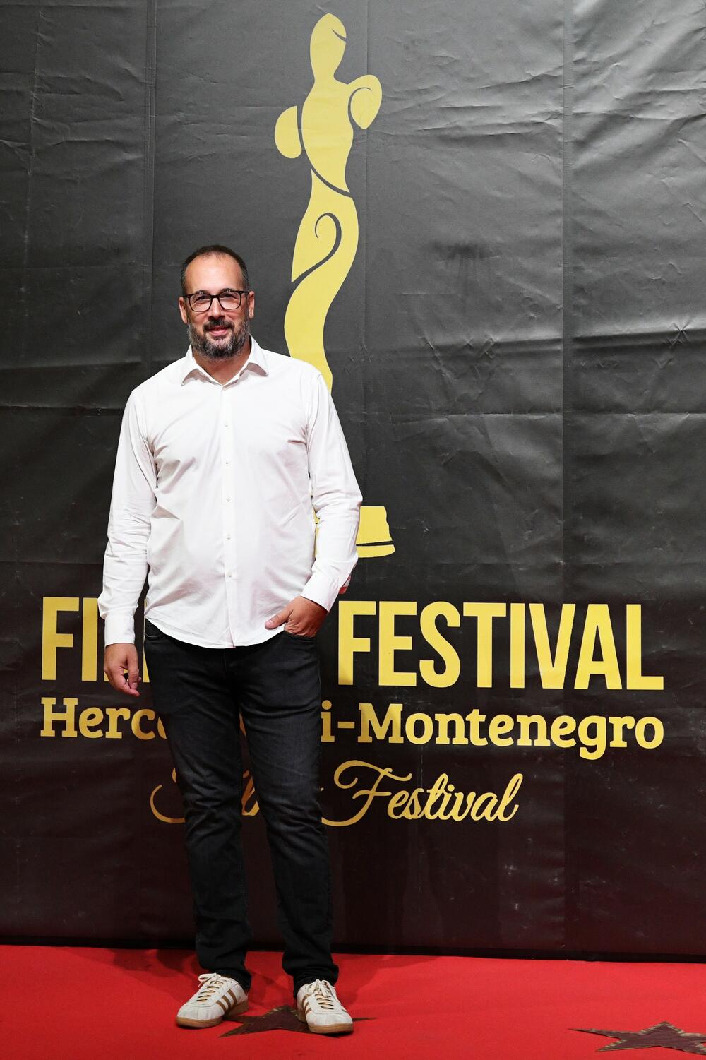 <p>Brojne filmske stvaraoce i ljubitelje sedme umjetnosti iz Crne Gore, regiona i šire, uoči otvaranja Filmskog festivala Herceg Novi - Montenegro Film Festivala, dočekalo je drugo izdanje crvenog tepiha, a prisutne je pozdravila Novljanka Dragana Dabović ističući da Herceg Novi nanovo potvrđuje svoj status filmskog grada</p>