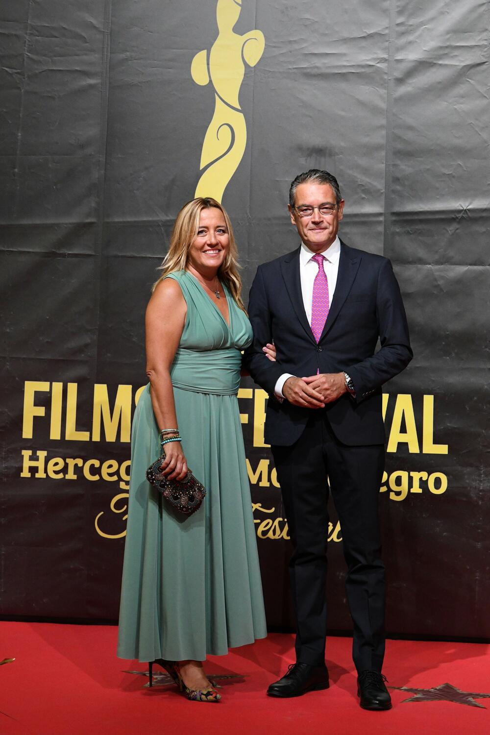 <p>Brojne filmske stvaraoce i ljubitelje sedme umjetnosti iz Crne Gore, regiona i šire, uoči otvaranja Filmskog festivala Herceg Novi - Montenegro Film Festivala, dočekalo je drugo izdanje crvenog tepiha, a prisutne je pozdravila Novljanka Dragana Dabović ističući da Herceg Novi nanovo potvrđuje svoj status filmskog grada</p>