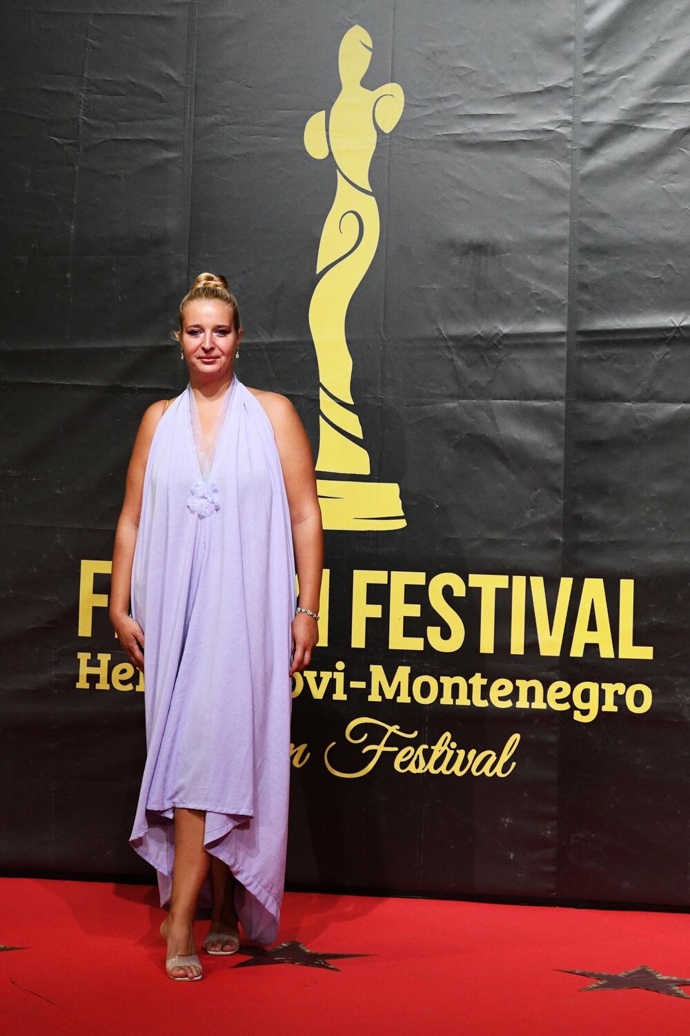 <p>Brojne filmske stvaraoce i ljubitelje sedme umjetnosti iz Crne Gore, regiona i šire, uoči otvaranja Filmskog festivala Herceg Novi - Montenegro Film Festivala, dočekalo je drugo izdanje crvenog tepiha, a prisutne je pozdravila Novljanka Dragana Dabović ističući da Herceg Novi nanovo potvrđuje svoj status filmskog grada</p>