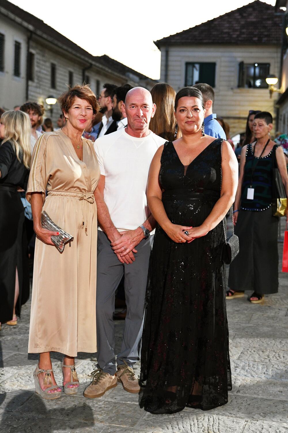 <p>Brojne filmske stvaraoce i ljubitelje sedme umjetnosti iz Crne Gore, regiona i šire, uoči otvaranja Filmskog festivala Herceg Novi - Montenegro Film Festivala, dočekalo je drugo izdanje crvenog tepiha, a prisutne je pozdravila Novljanka Dragana Dabović ističući da Herceg Novi nanovo potvrđuje svoj status filmskog grada</p>