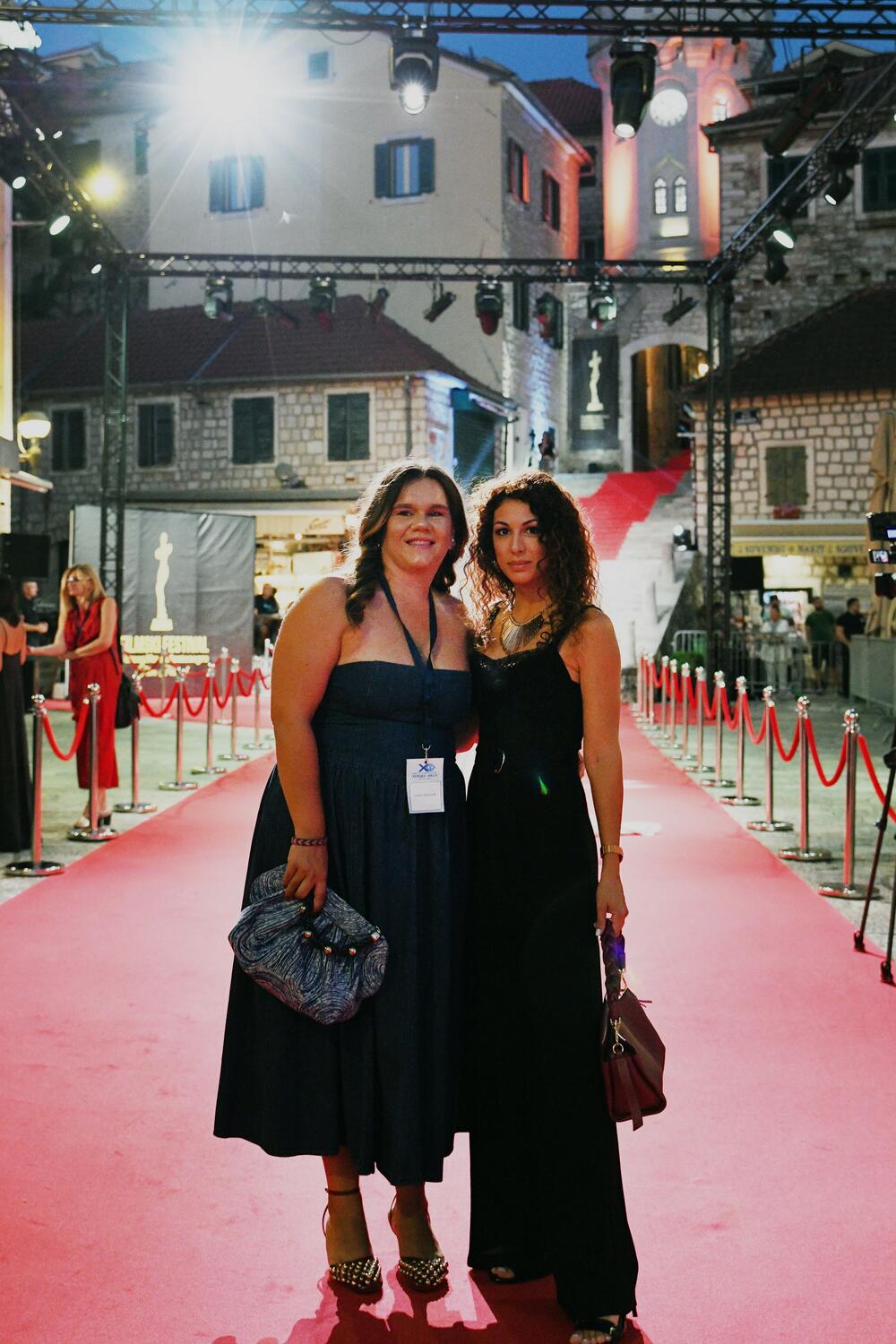 <p>Brojne filmske stvaraoce i ljubitelje sedme umjetnosti iz Crne Gore, regiona i šire, uoči otvaranja Filmskog festivala Herceg Novi - Montenegro Film Festivala, dočekalo je drugo izdanje crvenog tepiha, a prisutne je pozdravila Novljanka Dragana Dabović ističući da Herceg Novi nanovo potvrđuje svoj status filmskog grada</p>