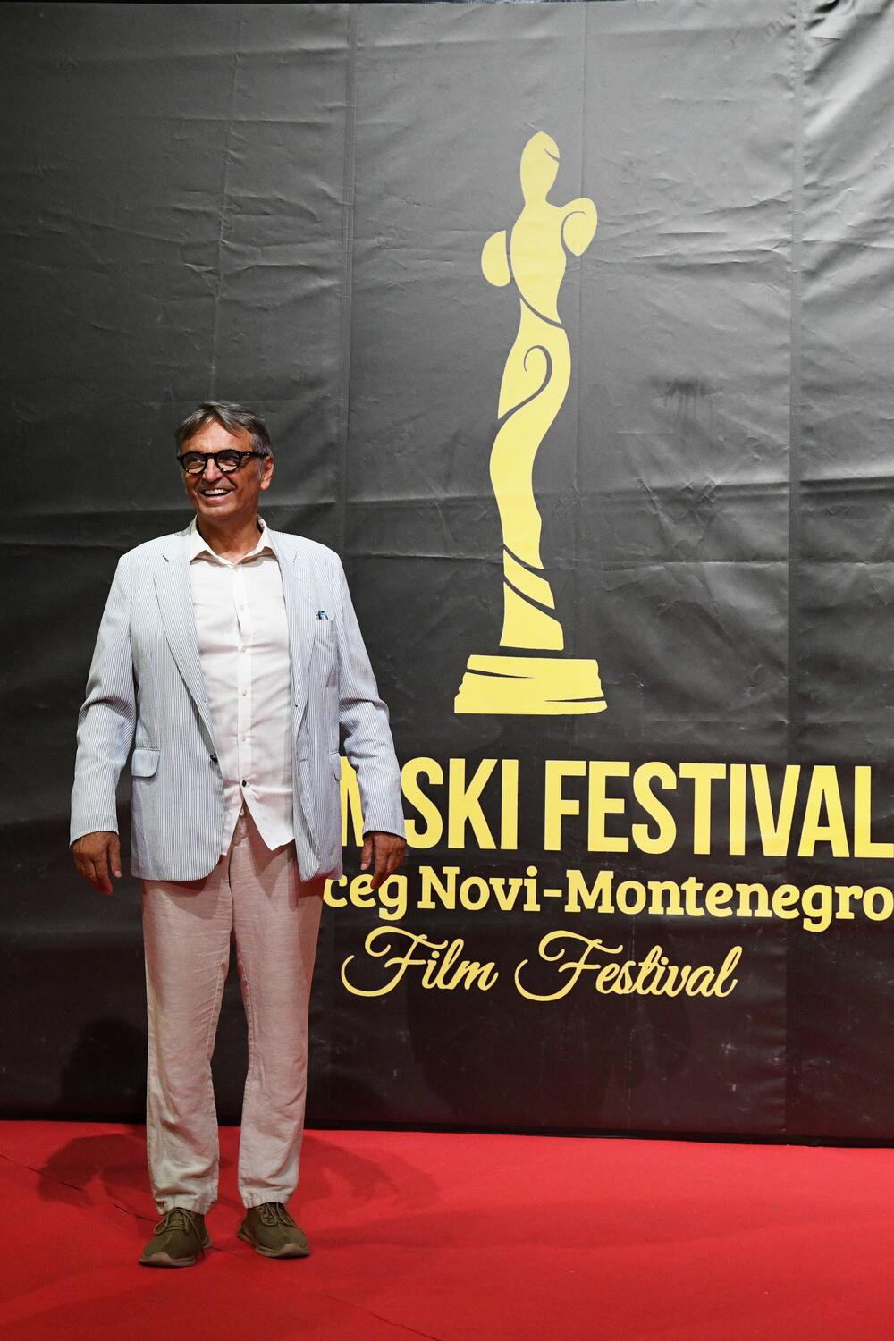 <p>Brojne filmske stvaraoce i ljubitelje sedme umjetnosti iz Crne Gore, regiona i šire, uoči otvaranja Filmskog festivala Herceg Novi - Montenegro Film Festivala, dočekalo je drugo izdanje crvenog tepiha, a prisutne je pozdravila Novljanka Dragana Dabović ističući da Herceg Novi nanovo potvrđuje svoj status filmskog grada</p>