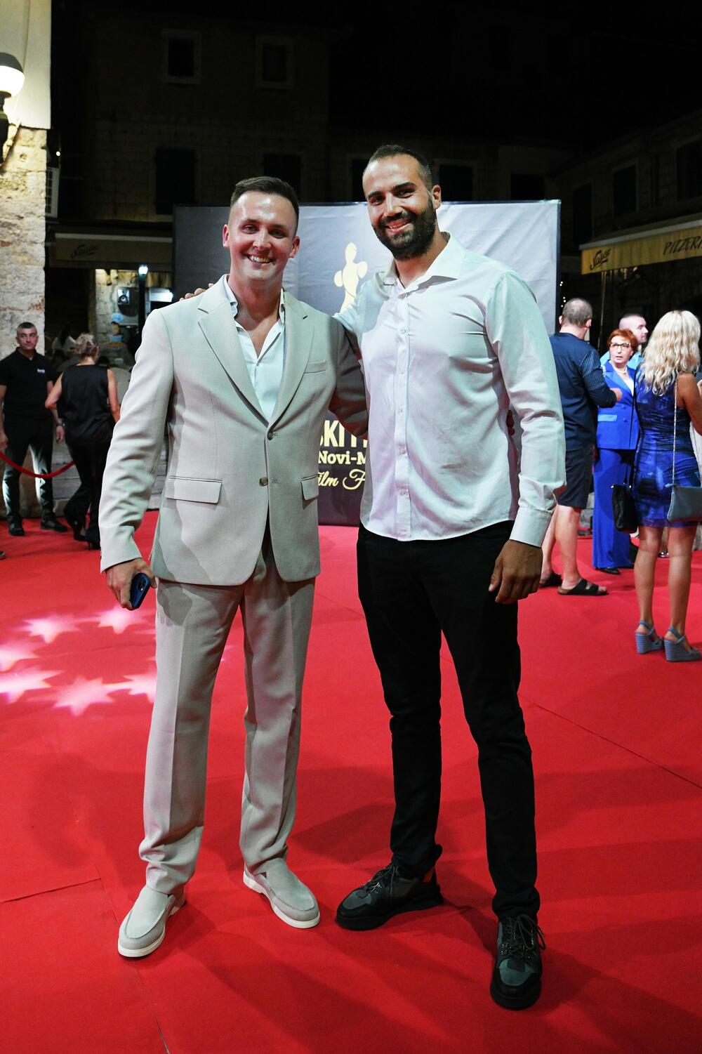 <p>Brojne filmske stvaraoce i ljubitelje sedme umjetnosti iz Crne Gore, regiona i šire, uoči otvaranja Filmskog festivala Herceg Novi - Montenegro Film Festivala, dočekalo je drugo izdanje crvenog tepiha, a prisutne je pozdravila Novljanka Dragana Dabović ističući da Herceg Novi nanovo potvrđuje svoj status filmskog grada</p>