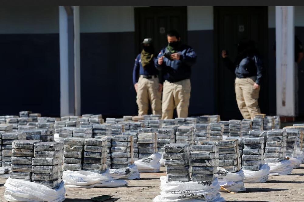 Službenici Nacionalnog sekretarijata za borbu protiv droga Paragvaja čuvaju drogu zaplijenjenu u Asunsionu u julu, Foto: Rojters