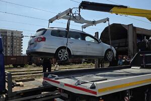 ŽICG: Završen istovar putničkih automobila na željezničkoj stanici...