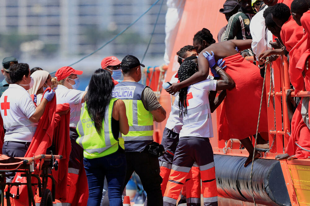 Spasioci pomažu migrantima da siđu sa broda u Lampeduzi, Italija (Ilustracija), Foto: REUTERS