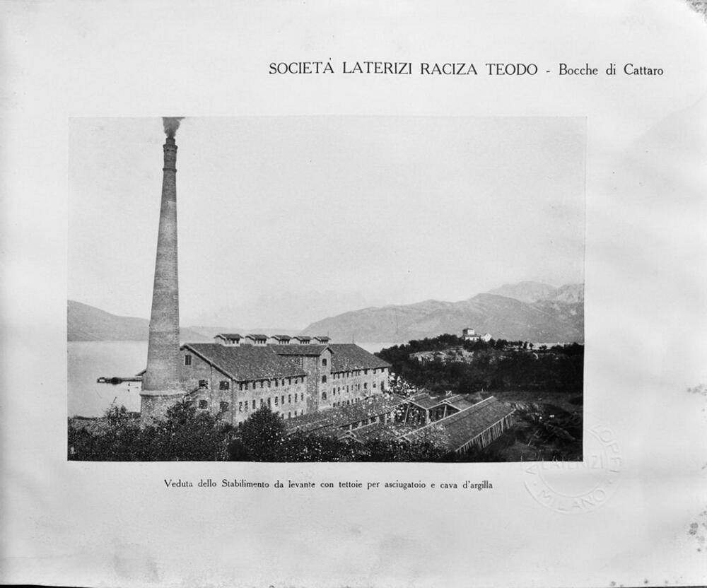 <p>U Tivtu skoro 80 godina funkcionisala industrijska proizvodnja građevinskog materijala. “Prva bokeška glinena industrija” je 1948. godine demontirana i prenesena iz Krtola u ciglanu “Lazine” kod Danilovgrada, a “Societa laterizi Raciza Teodo”, osnovana 1908. u Račicama, prestala je s radom osamdesetih godina prošlog vijeka</p>