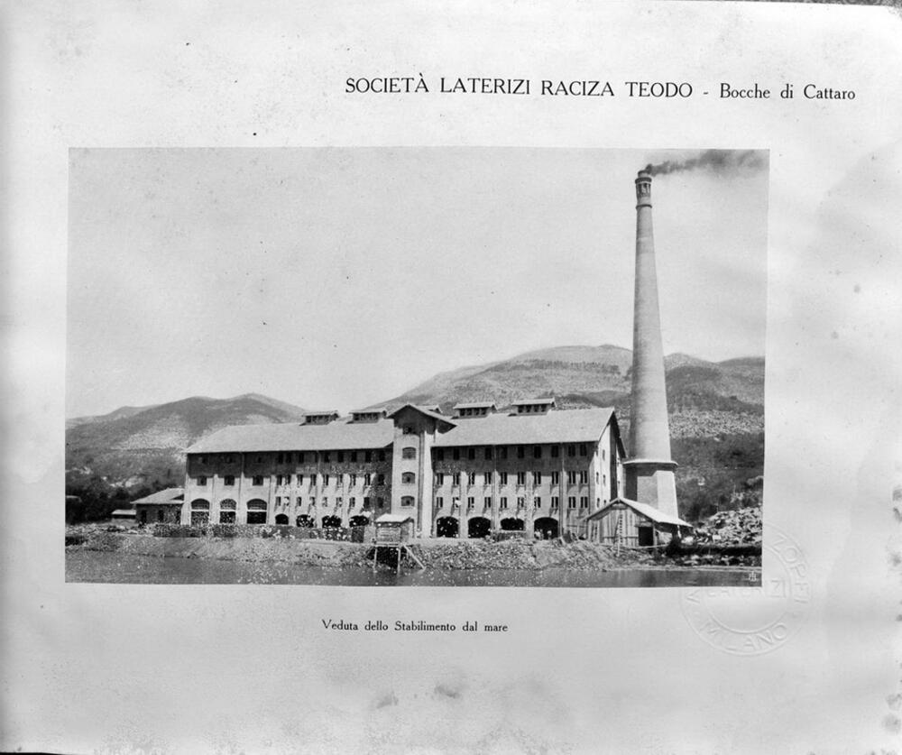 <p>U Tivtu skoro 80 godina funkcionisala industrijska proizvodnja građevinskog materijala. “Prva bokeška glinena industrija” je 1948. godine demontirana i prenesena iz Krtola u ciglanu “Lazine” kod Danilovgrada, a “Societa laterizi Raciza Teodo”, osnovana 1908. u Račicama, prestala je s radom osamdesetih godina prošlog vijeka</p>