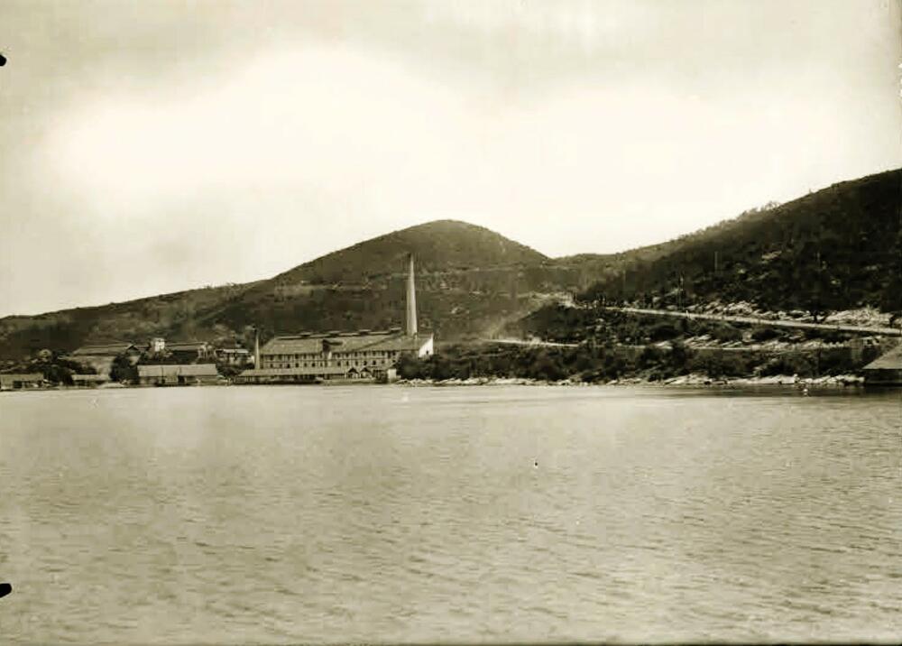 <p>U Tivtu skoro 80 godina funkcionisala industrijska proizvodnja građevinskog materijala. “Prva bokeška glinena industrija” je 1948. godine demontirana i prenesena iz Krtola u ciglanu “Lazine” kod Danilovgrada, a “Societa laterizi Raciza Teodo”, osnovana 1908. u Račicama, prestala je s radom osamdesetih godina prošlog vijeka</p>