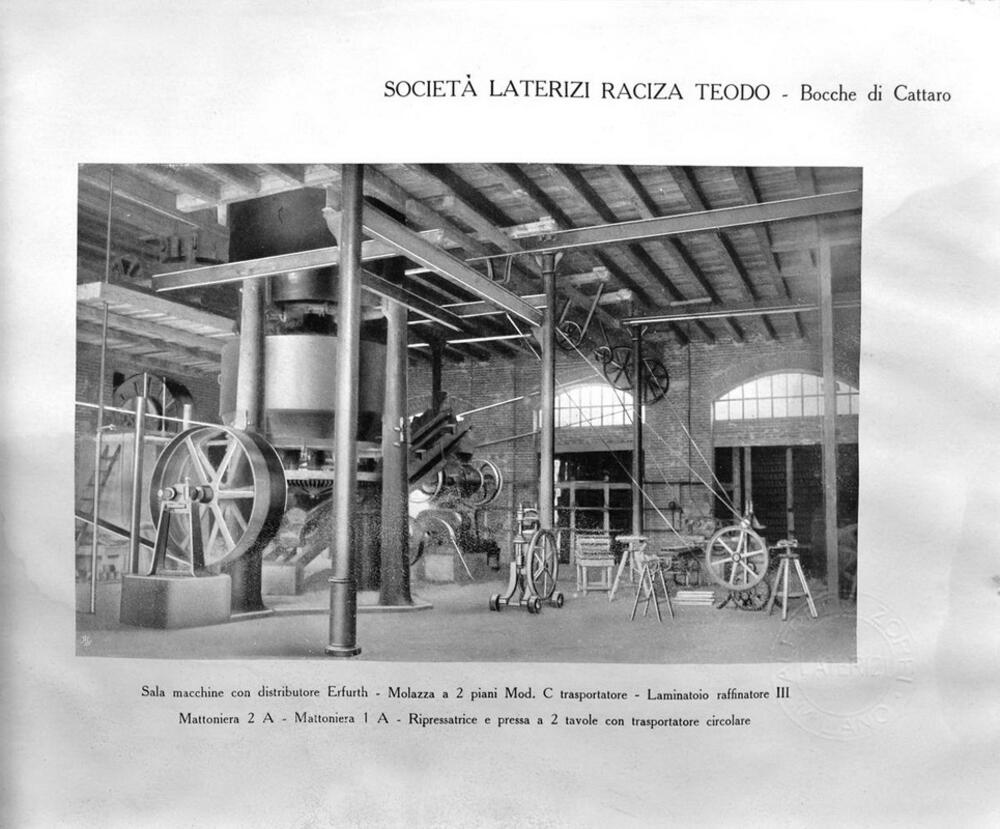 <p>U Tivtu skoro 80 godina funkcionisala industrijska proizvodnja građevinskog materijala. “Prva bokeška glinena industrija” je 1948. godine demontirana i prenesena iz Krtola u ciglanu “Lazine” kod Danilovgrada, a “Societa laterizi Raciza Teodo”, osnovana 1908. u Račicama, prestala je s radom osamdesetih godina prošlog vijeka</p>