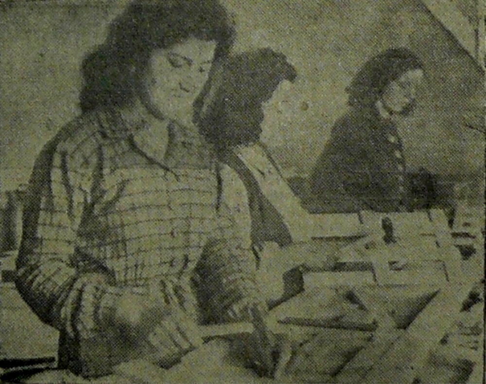 <p>U Tivtu skoro 80 godina funkcionisala industrijska proizvodnja građevinskog materijala. “Prva bokeška glinena industrija” je 1948. godine demontirana i prenesena iz Krtola u ciglanu “Lazine” kod Danilovgrada, a “Societa laterizi Raciza Teodo”, osnovana 1908. u Račicama, prestala je s radom osamdesetih godina prošlog vijeka</p>