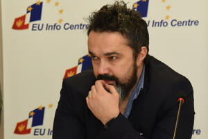 Ivanović: Moralni i politički sunovrat - kad neko živi od novca...