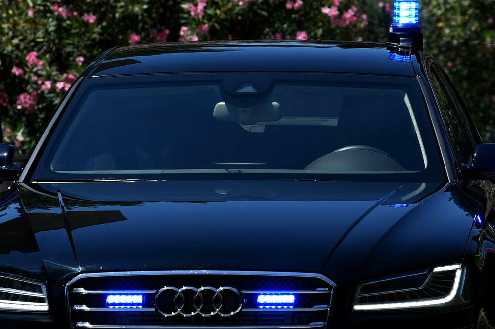 Službena vozila, rotacija, blinkeri, kao statusni simbol (ilustracija), Foto: Boris Pejović