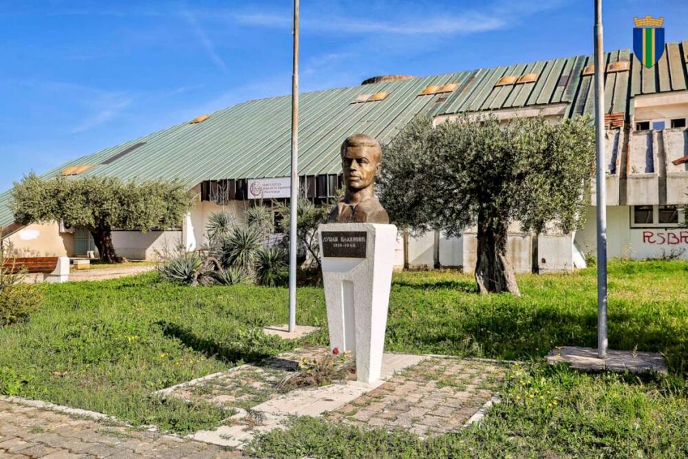 <p>Višemjesečni radovi su, kako su kazali iz Opštine, obuhvatili detaljno čišćenje i sanaciju oštećenih dijelova, čišćenje i konzervaciju bronze uz upotrebu mehaničkih i hemijskih metoda, restauraciju nedostajućih djelova, zaštitu postamenata kao i čišćenje i uređenje prostora oko spomen-obilježja</p>