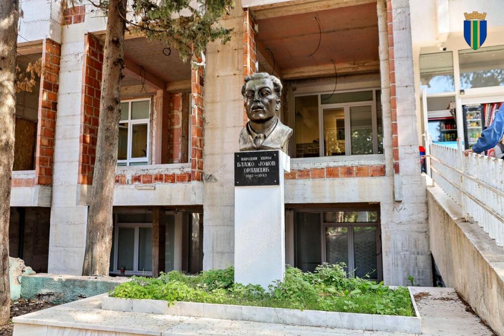 <p>Višemjesečni radovi su, kako su kazali iz Opštine, obuhvatili detaljno čišćenje i sanaciju oštećenih dijelova, čišćenje i konzervaciju bronze uz upotrebu mehaničkih i hemijskih metoda, restauraciju nedostajućih djelova, zaštitu postamenata kao i čišćenje i uređenje prostora oko spomen-obilježja</p>