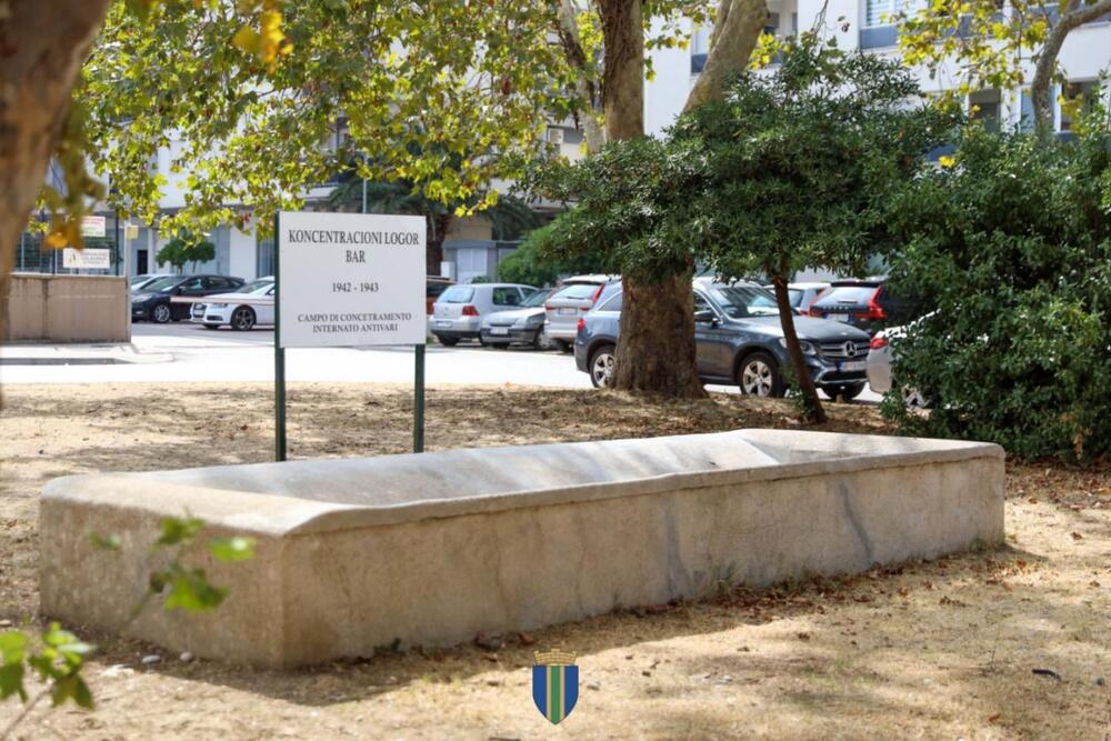 <p>Višemjesečni radovi su, kako su kazali iz Opštine, obuhvatili detaljno čišćenje i sanaciju oštećenih dijelova, čišćenje i konzervaciju bronze uz upotrebu mehaničkih i hemijskih metoda, restauraciju nedostajućih djelova, zaštitu postamenata kao i čišćenje i uređenje prostora oko spomen-obilježja</p>