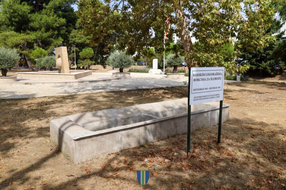 <p>Višemjesečni radovi su, kako su kazali iz Opštine, obuhvatili detaljno čišćenje i sanaciju oštećenih dijelova, čišćenje i konzervaciju bronze uz upotrebu mehaničkih i hemijskih metoda, restauraciju nedostajućih djelova, zaštitu postamenata kao i čišćenje i uređenje prostora oko spomen-obilježja</p>