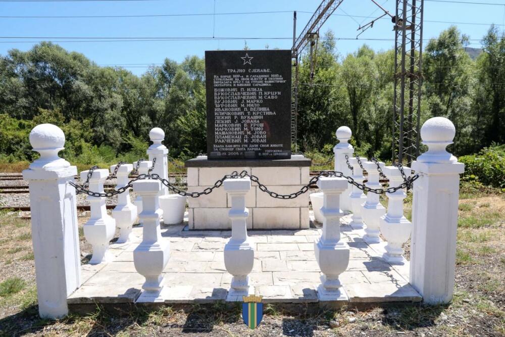 <p>Višemjesečni radovi su, kako su kazali iz Opštine, obuhvatili detaljno čišćenje i sanaciju oštećenih dijelova, čišćenje i konzervaciju bronze uz upotrebu mehaničkih i hemijskih metoda, restauraciju nedostajućih djelova, zaštitu postamenata kao i čišćenje i uređenje prostora oko spomen-obilježja</p>