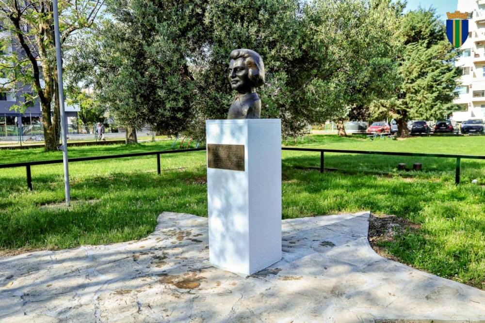 <p>Višemjesečni radovi su, kako su kazali iz Opštine, obuhvatili detaljno čišćenje i sanaciju oštećenih dijelova, čišćenje i konzervaciju bronze uz upotrebu mehaničkih i hemijskih metoda, restauraciju nedostajućih djelova, zaštitu postamenata kao i čišćenje i uređenje prostora oko spomen-obilježja</p>