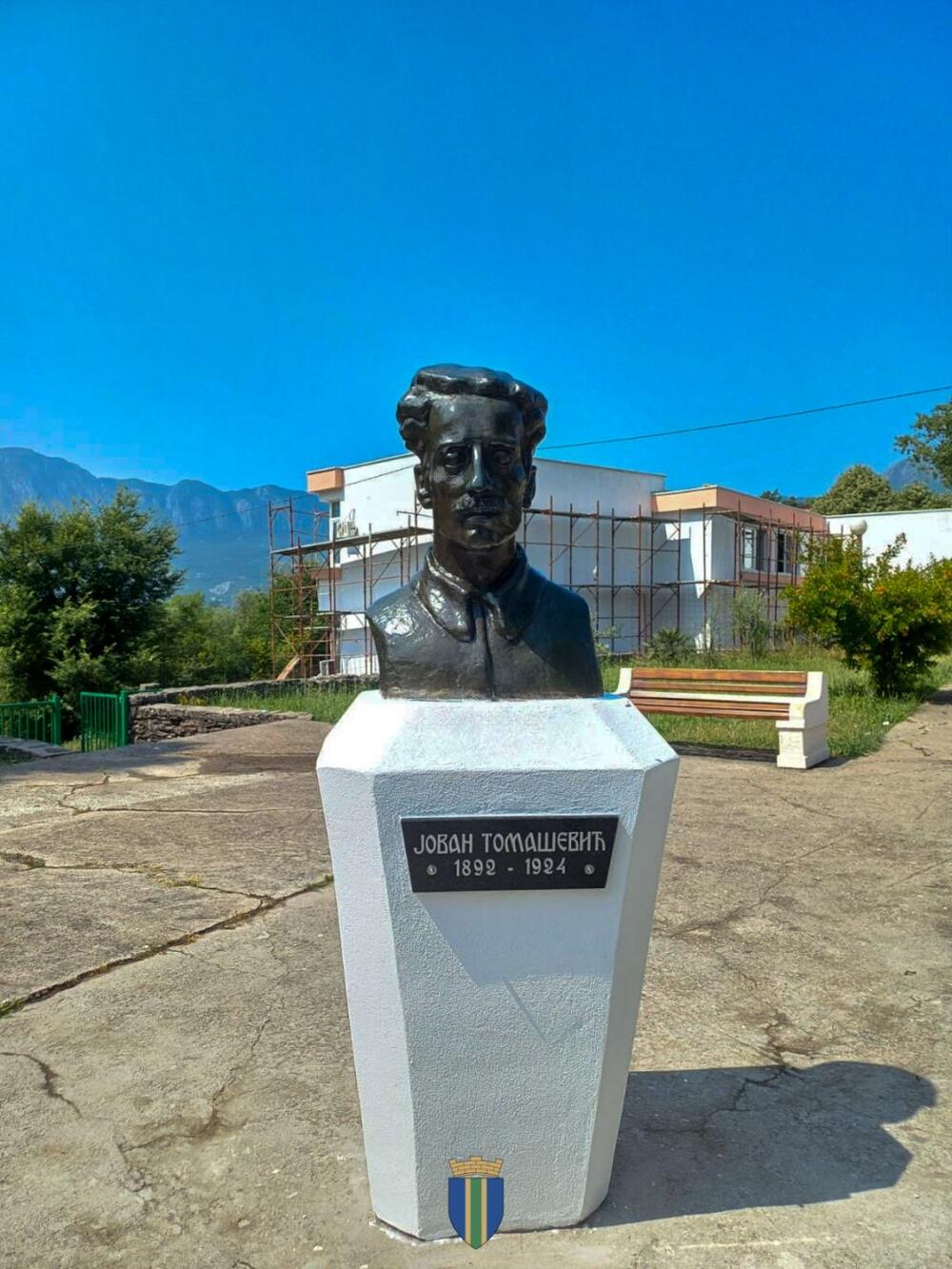 <p>Višemjesečni radovi su, kako su kazali iz Opštine, obuhvatili detaljno čišćenje i sanaciju oštećenih dijelova, čišćenje i konzervaciju bronze uz upotrebu mehaničkih i hemijskih metoda, restauraciju nedostajućih djelova, zaštitu postamenata kao i čišćenje i uređenje prostora oko spomen-obilježja</p>