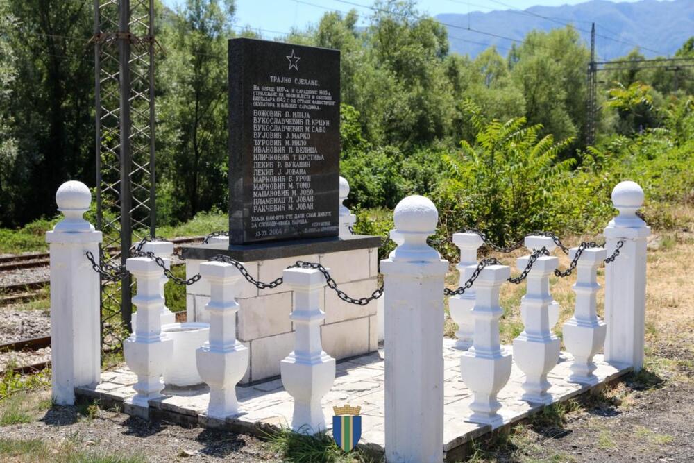 <p>Višemjesečni radovi su, kako su kazali iz Opštine, obuhvatili detaljno čišćenje i sanaciju oštećenih dijelova, čišćenje i konzervaciju bronze uz upotrebu mehaničkih i hemijskih metoda, restauraciju nedostajućih djelova, zaštitu postamenata kao i čišćenje i uređenje prostora oko spomen-obilježja</p>