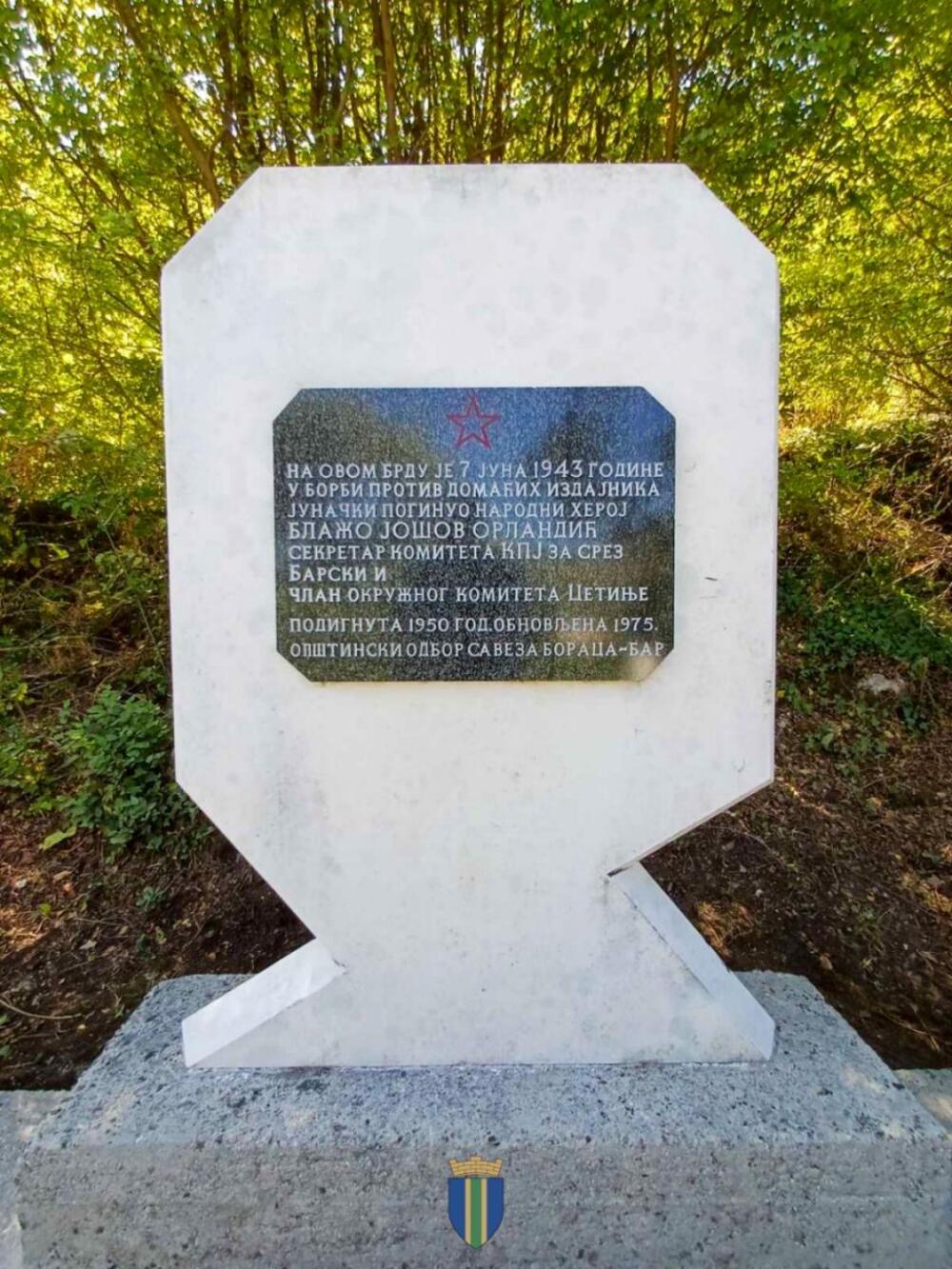 <p>Višemjesečni radovi su, kako su kazali iz Opštine, obuhvatili detaljno čišćenje i sanaciju oštećenih dijelova, čišćenje i konzervaciju bronze uz upotrebu mehaničkih i hemijskih metoda, restauraciju nedostajućih djelova, zaštitu postamenata kao i čišćenje i uređenje prostora oko spomen-obilježja</p>