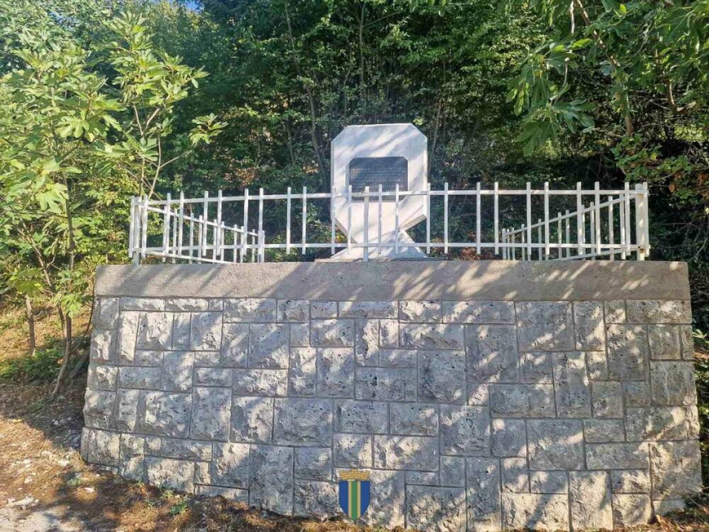 <p>Višemjesečni radovi su, kako su kazali iz Opštine, obuhvatili detaljno čišćenje i sanaciju oštećenih dijelova, čišćenje i konzervaciju bronze uz upotrebu mehaničkih i hemijskih metoda, restauraciju nedostajućih djelova, zaštitu postamenata kao i čišćenje i uređenje prostora oko spomen-obilježja</p>