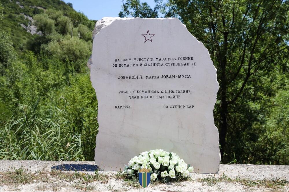 <p>Višemjesečni radovi su, kako su kazali iz Opštine, obuhvatili detaljno čišćenje i sanaciju oštećenih dijelova, čišćenje i konzervaciju bronze uz upotrebu mehaničkih i hemijskih metoda, restauraciju nedostajućih djelova, zaštitu postamenata kao i čišćenje i uređenje prostora oko spomen-obilježja</p>