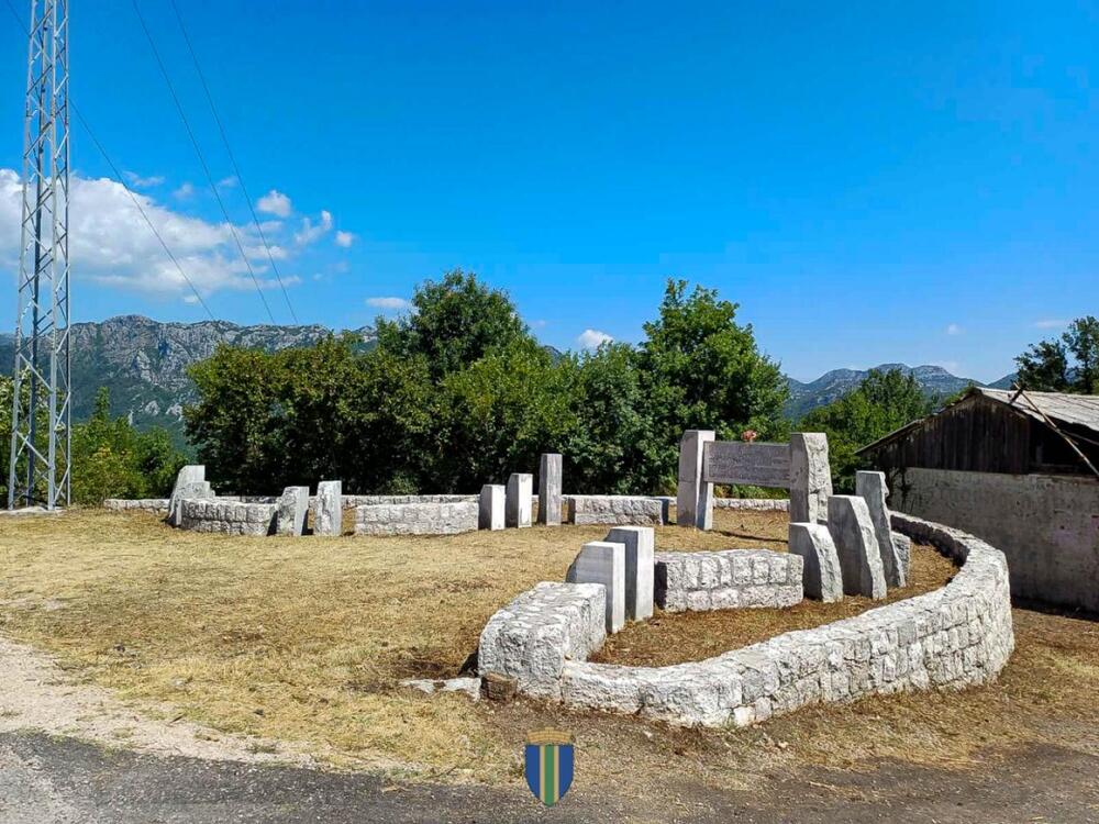 <p>Višemjesečni radovi su, kako su kazali iz Opštine, obuhvatili detaljno čišćenje i sanaciju oštećenih dijelova, čišćenje i konzervaciju bronze uz upotrebu mehaničkih i hemijskih metoda, restauraciju nedostajućih djelova, zaštitu postamenata kao i čišćenje i uređenje prostora oko spomen-obilježja</p>