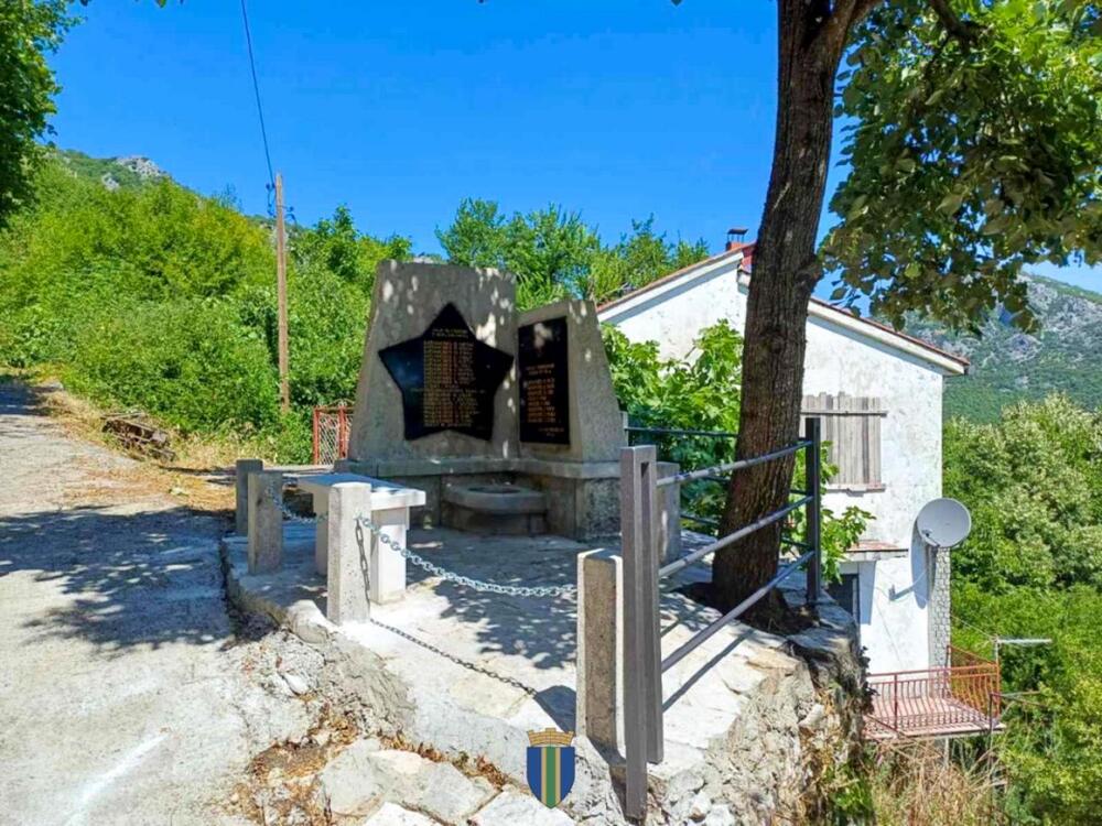 <p>Višemjesečni radovi su, kako su kazali iz Opštine, obuhvatili detaljno čišćenje i sanaciju oštećenih dijelova, čišćenje i konzervaciju bronze uz upotrebu mehaničkih i hemijskih metoda, restauraciju nedostajućih djelova, zaštitu postamenata kao i čišćenje i uređenje prostora oko spomen-obilježja</p>