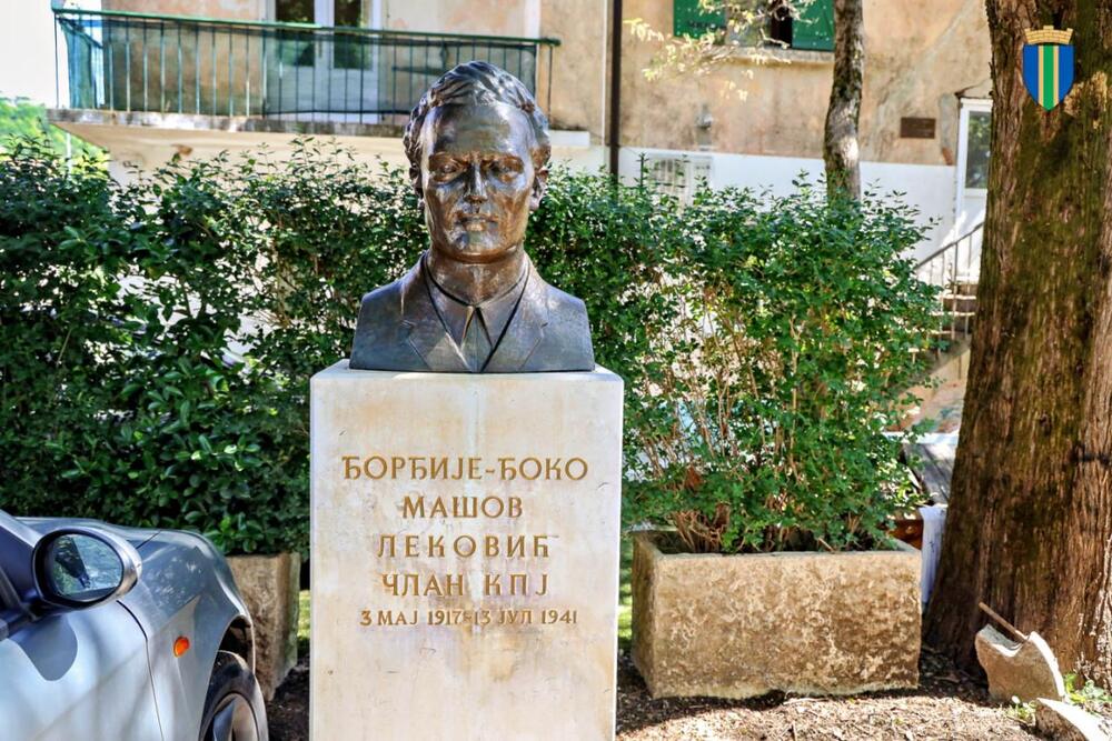 <p>Višemjesečni radovi su, kako su kazali iz Opštine, obuhvatili detaljno čišćenje i sanaciju oštećenih dijelova, čišćenje i konzervaciju bronze uz upotrebu mehaničkih i hemijskih metoda, restauraciju nedostajućih djelova, zaštitu postamenata kao i čišćenje i uređenje prostora oko spomen-obilježja</p>