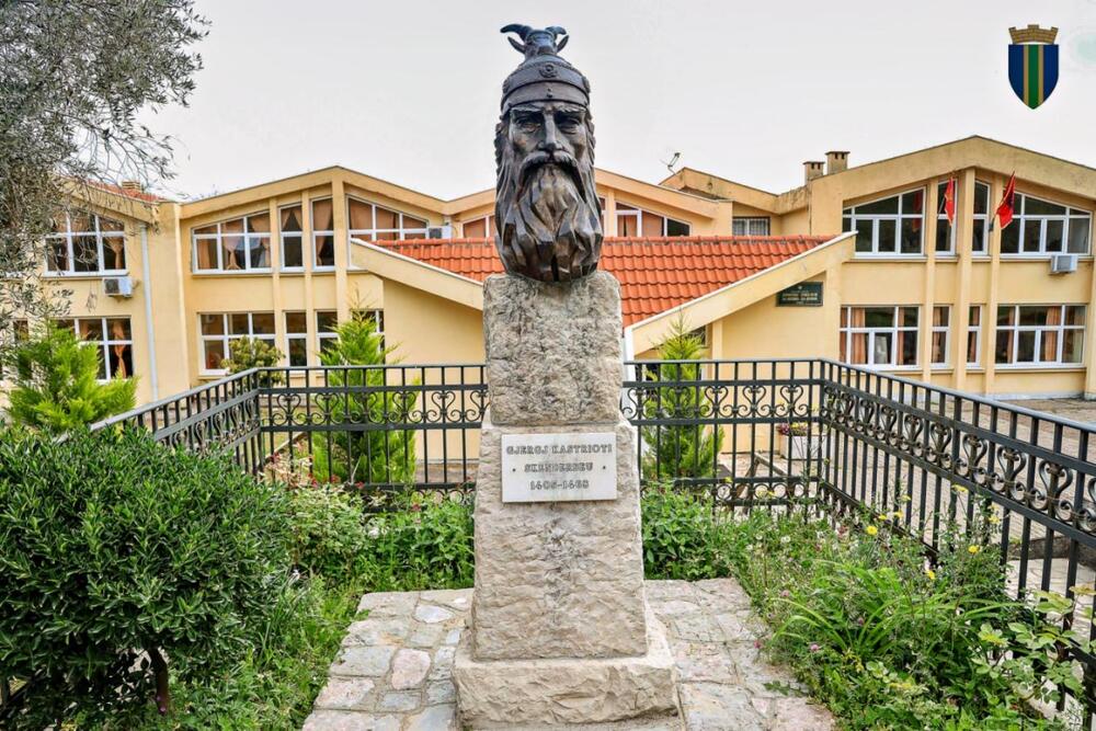 <p>Višemjesečni radovi su, kako su kazali iz Opštine, obuhvatili detaljno čišćenje i sanaciju oštećenih dijelova, čišćenje i konzervaciju bronze uz upotrebu mehaničkih i hemijskih metoda, restauraciju nedostajućih djelova, zaštitu postamenata kao i čišćenje i uređenje prostora oko spomen-obilježja</p>