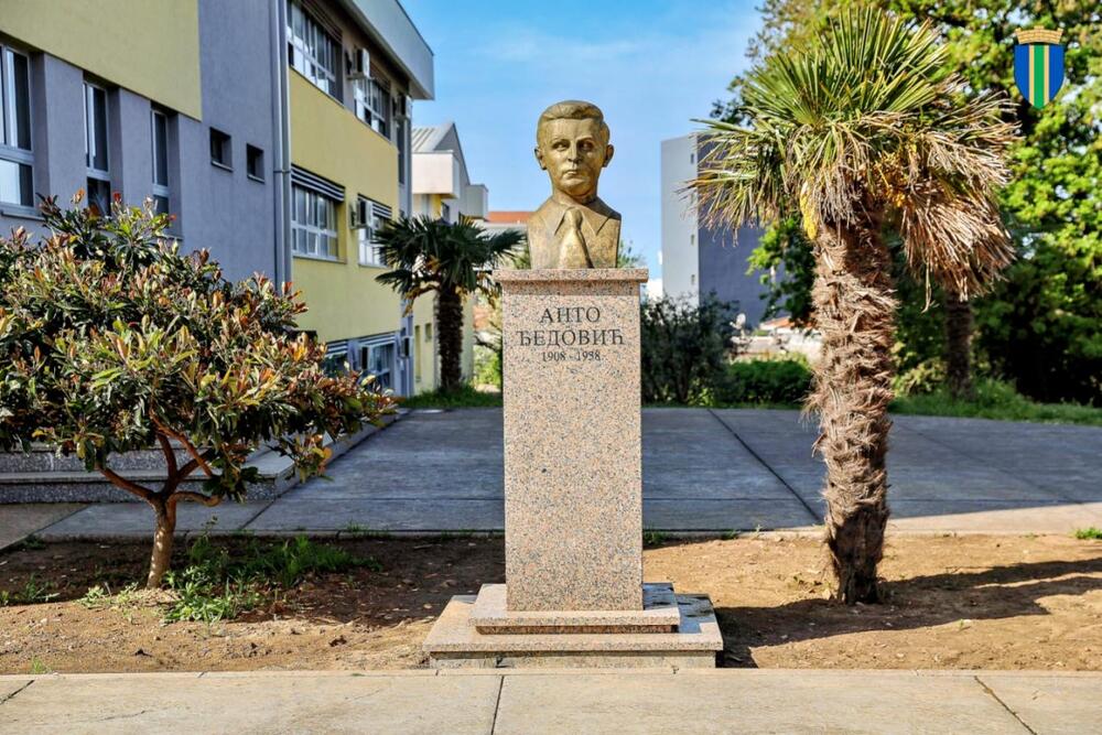 <p>Višemjesečni radovi su, kako su kazali iz Opštine, obuhvatili detaljno čišćenje i sanaciju oštećenih dijelova, čišćenje i konzervaciju bronze uz upotrebu mehaničkih i hemijskih metoda, restauraciju nedostajućih djelova, zaštitu postamenata kao i čišćenje i uređenje prostora oko spomen-obilježja</p>