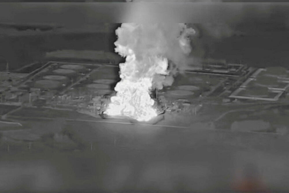 Dim nakon napada na rafineriju nafte u regionu Brijansk u Rusiji, Foto: Rojters