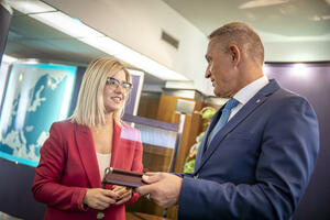 Nastaviti zajednički rad na unapređenju bilateralne odbrambene...