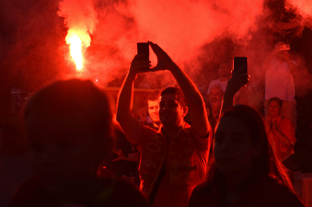 <p>Šampioni Evrope stigli u domovinu, doček zlatnoj generaciji planiran je i oko 20 sati u Kotoru</p>