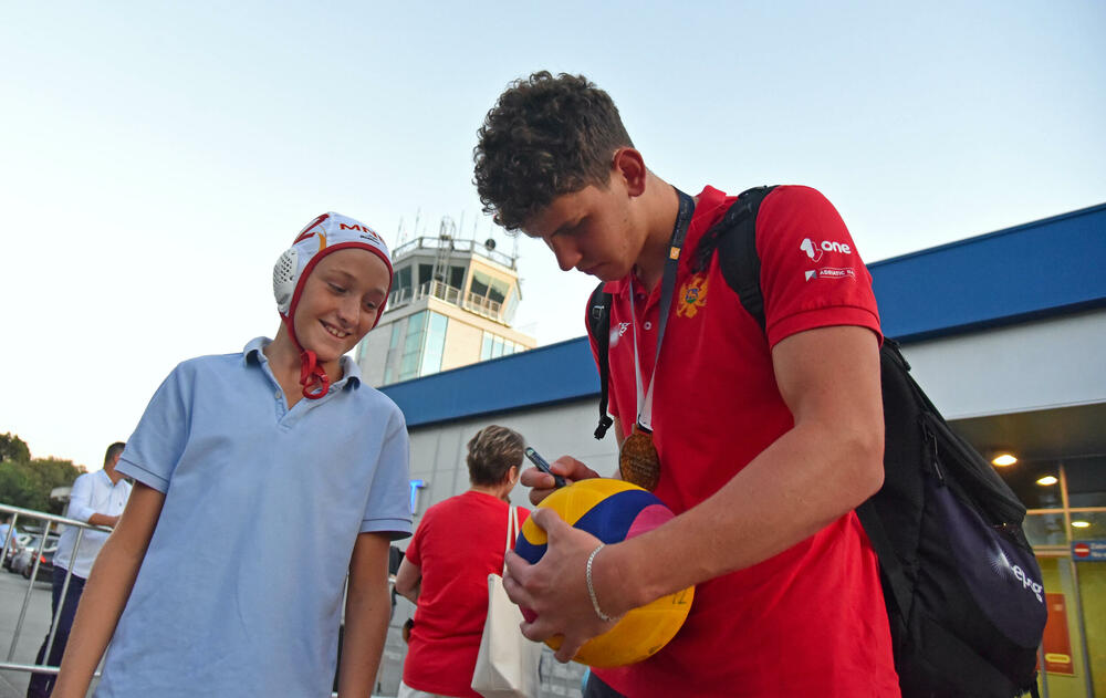 <p>Šampioni Evrope stigli u domovinu, doček zlatnoj generaciji planiran je i oko 20 sati u Kotoru</p>