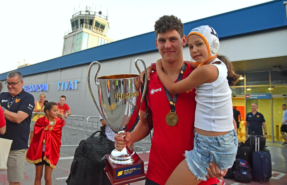 <p>Šampioni Evrope stigli u domovinu, doček zlatnoj generaciji planiran je i oko 20 sati u Kotoru</p>