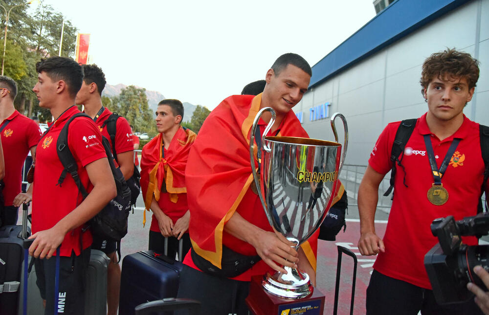 <p>Šampioni Evrope stigli u domovinu, doček zlatnoj generaciji planiran je i oko 20 sati u Kotoru</p>