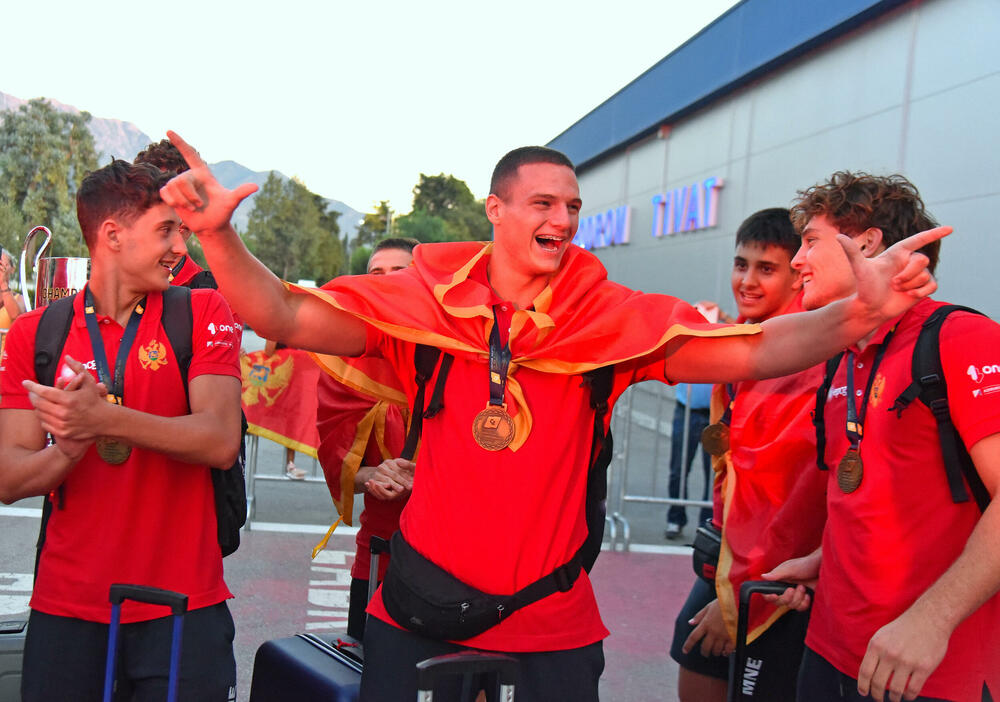 <p>Šampioni Evrope stigli u domovinu, doček zlatnoj generaciji planiran je i oko 20 sati u Kotoru</p>