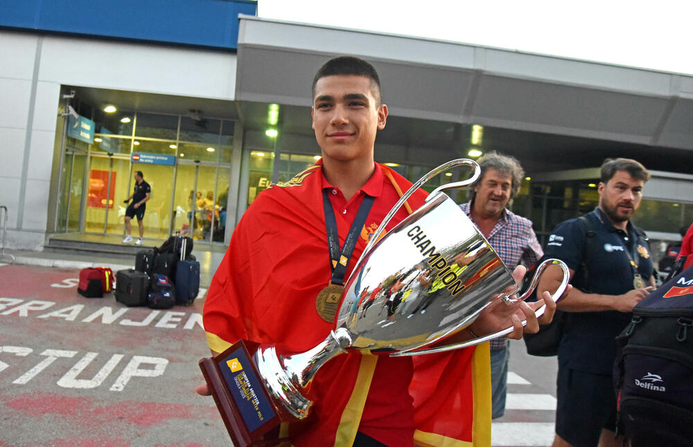 <p>Šampioni Evrope stigli u domovinu, doček zlatnoj generaciji planiran je i oko 20 sati u Kotoru</p>