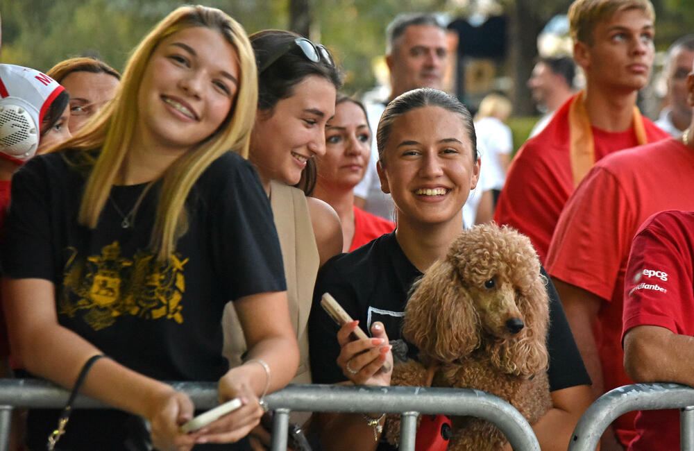 <p>Šampioni Evrope stigli u domovinu, doček zlatnoj generaciji planiran je i oko 20 sati u Kotoru</p>