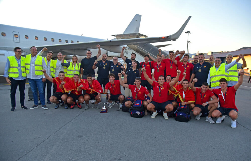 <p>Šampioni Evrope stigli u domovinu, doček zlatnoj generaciji planiran je i oko 20 sati u Kotoru</p>
