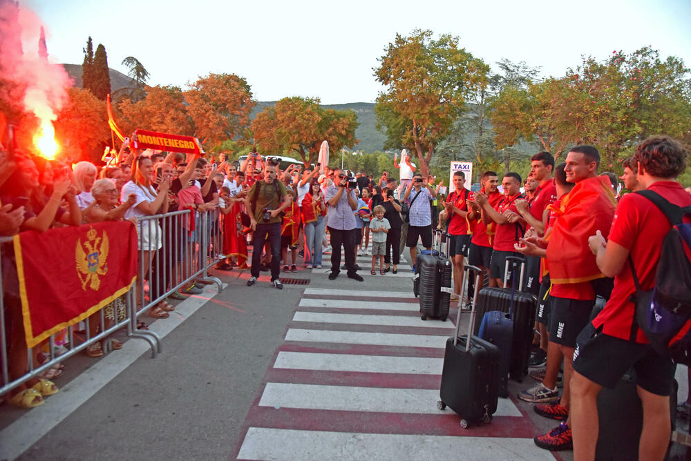 <p>Šampioni Evrope stigli u domovinu, doček zlatnoj generaciji planiran je i oko 20 sati u Kotoru</p>