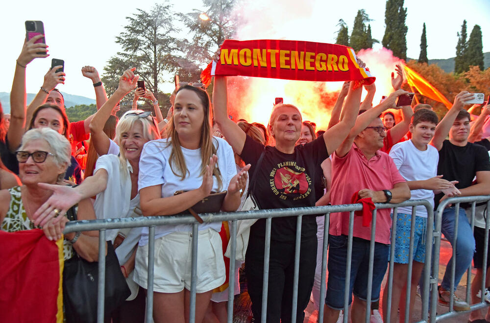 <p>Šampioni Evrope stigli u domovinu, doček zlatnoj generaciji planiran je i oko 20 sati u Kotoru</p>