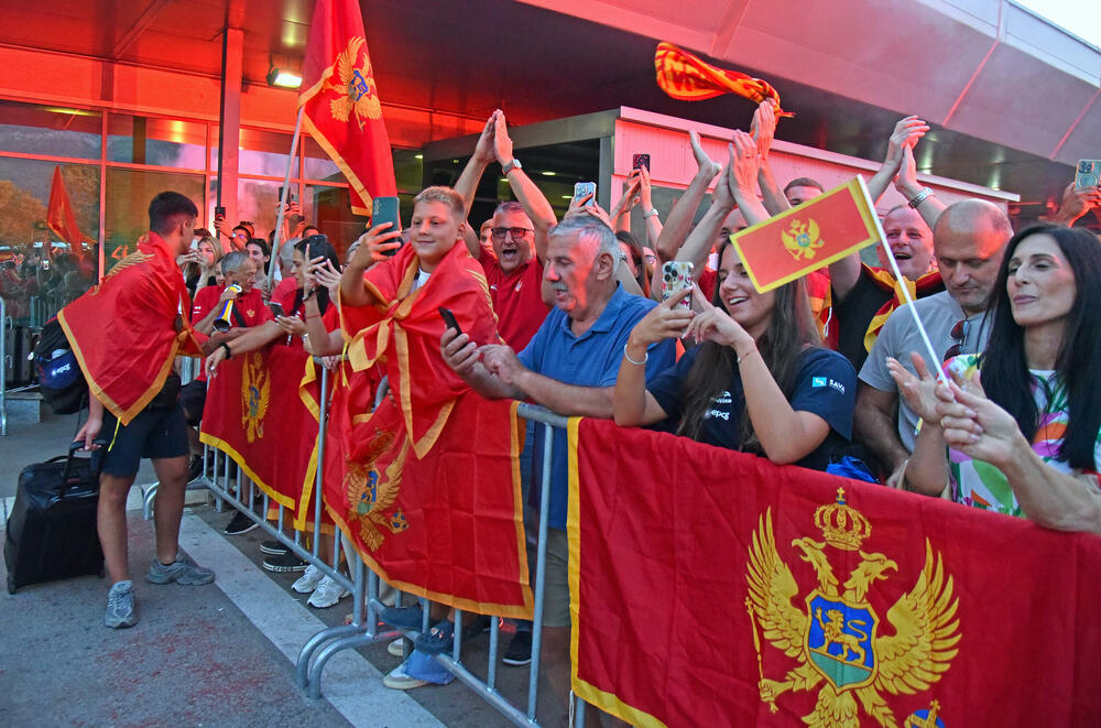 <p>Šampioni Evrope stigli u domovinu, doček zlatnoj generaciji planiran je i oko 20 sati u Kotoru</p>